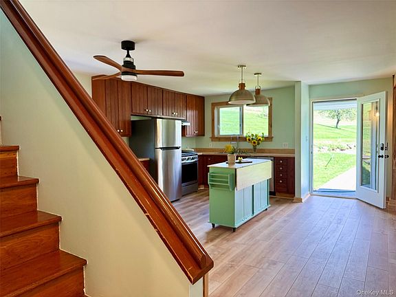 3rd image of 221 Prospect Hill Rd