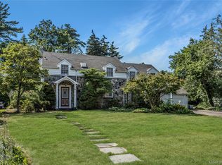 45 Orchard Meadow Rd, Williston Park, NY 11596