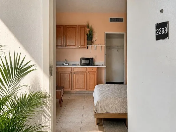 26 Diplomat Pkwy #2398, Hallandale, FL 33009