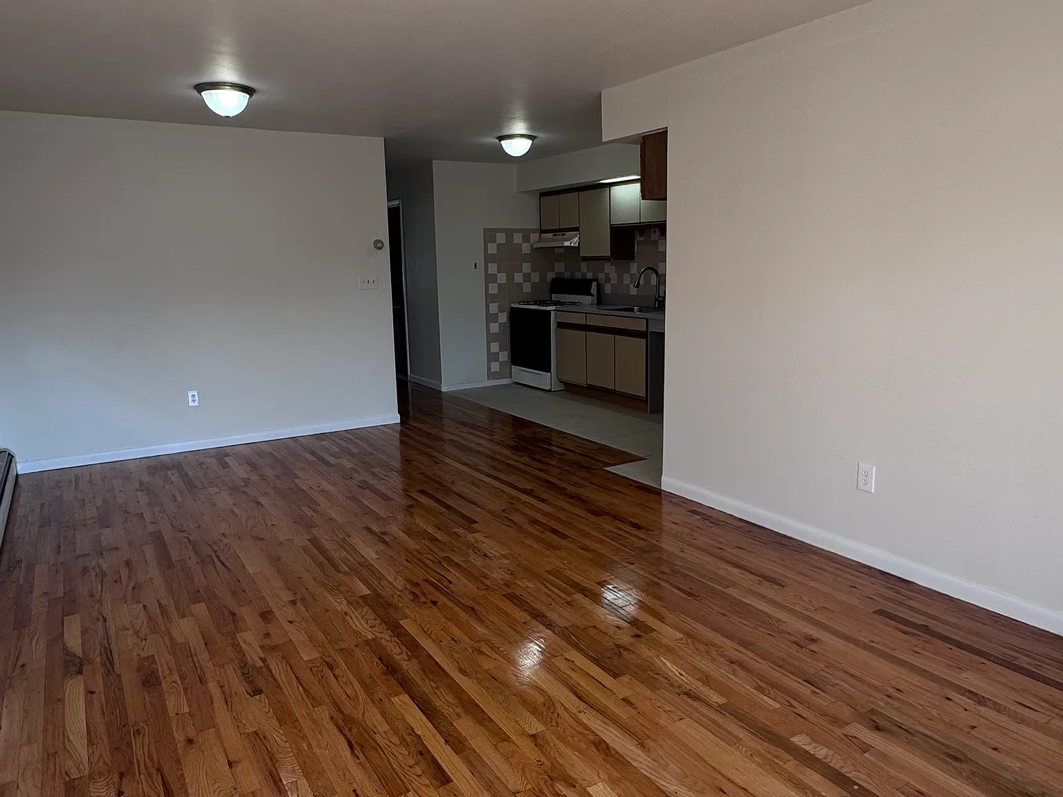 2 bed, 900 sqft, $2,100 — Photo 2