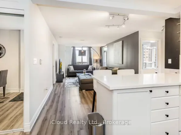 3888 Duke Of York Blvd #933, Mississauga, ON L5B 4P5