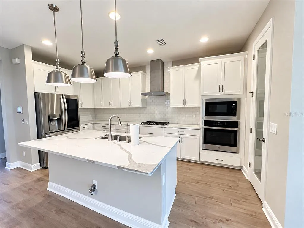 4 bed, 3.0 bath, 2140 sqft, $3,900 — Photo 3