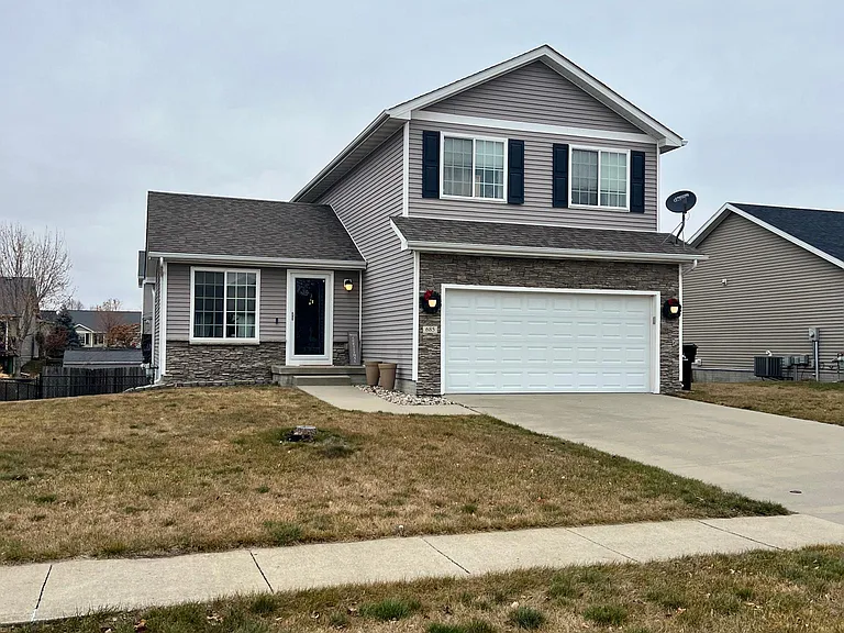 685 SE Ashton Ct — Photo 1