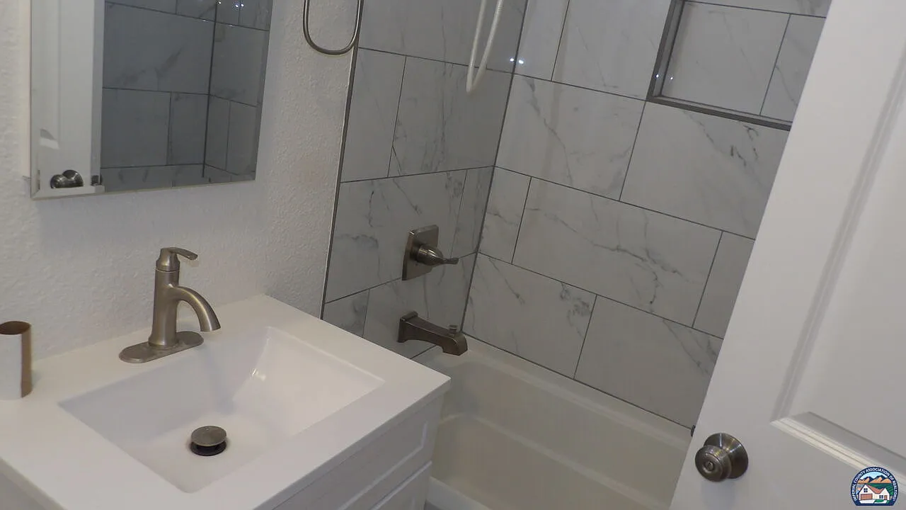 4 bed, 2.0 bath, 1274 sqft, $2,000 — Photo 2