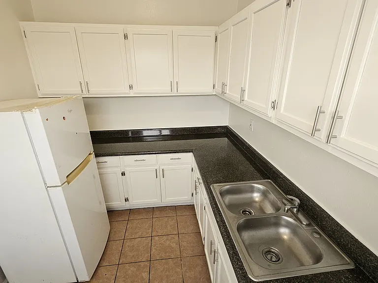 743 S Burlington Ave #6 — Photo 2