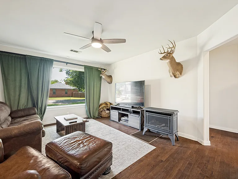1800 W Walker St — Photo 2