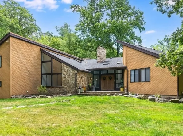 8 Pinewood Ter, Kinnelon Boro, NJ 07405