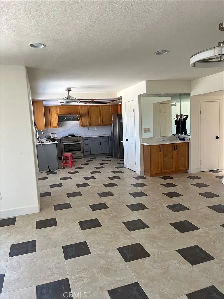 6 bed, 4182 sqft, $5,800 — Photo 4