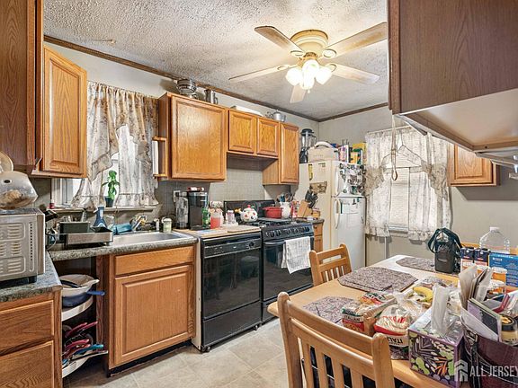 5th image of 81 Larch St