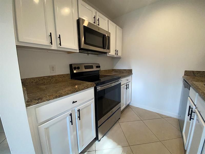 1st image of 1014 NE 9th Ave #9