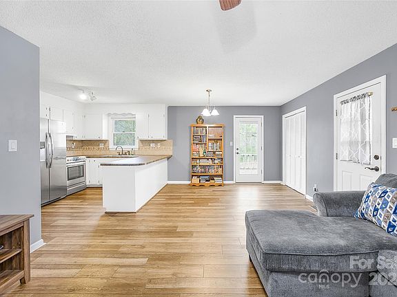 3rd image of 123 Southglenn Dr