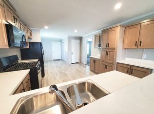 9273 Windjammer Dr, Fair Haven, MI 48023