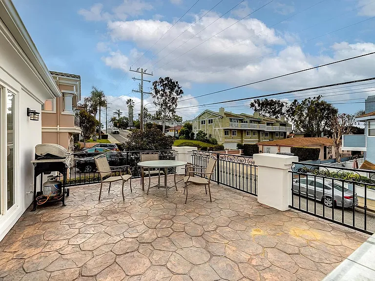 Spacious Deck off family room