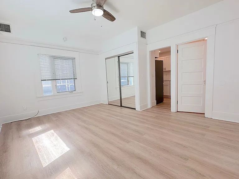 2142 5th Ave — Photo 36