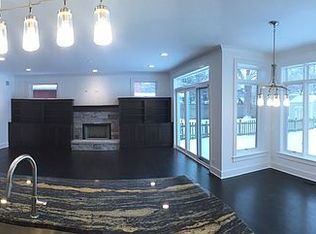 820 S Wheaton Ave, Wheaton, IL 60189