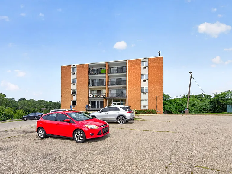 Beechmont Towers — Photo 41
