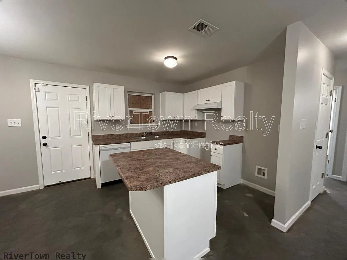 4 bed, 2.0 bath, 1298 sqft, $1,295 — Photo 3