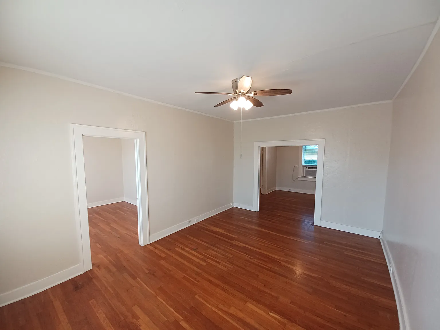 127 W Magnolia — Photo 2