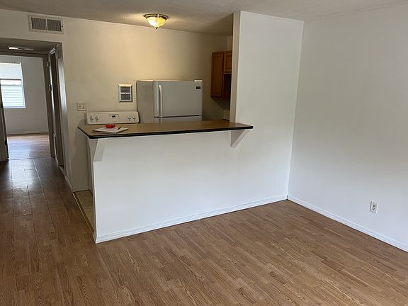 3rd image of 401 N Bottom St Unit 8