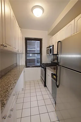 Rented by Siderow Residential Group | media 6