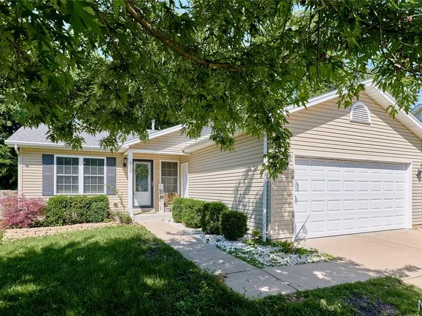 1605 Fairwood Forest Dr, Saint Peters, MO 63376