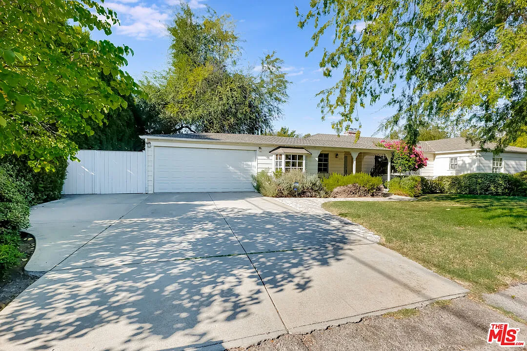 3 bed, 3.0 bath, 2186 sqft, $8,300 — Photo 2