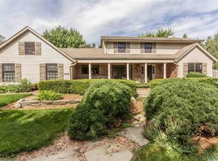 2020 E Elizabeth Dr, Sioux Falls, SD 57103