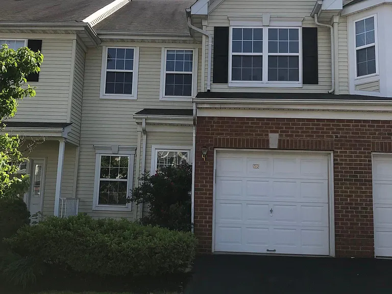 808 Margaret Ct — Photo 3