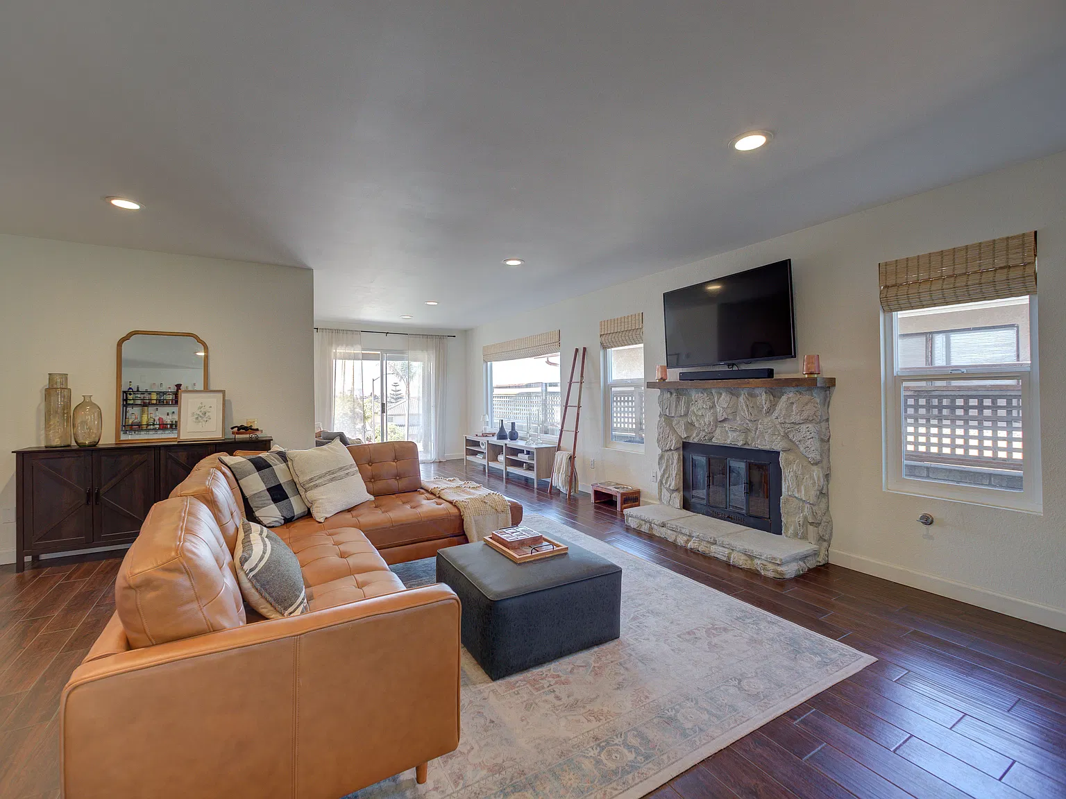 709 Shamrock Ln — Photo 4