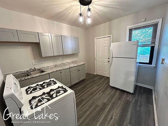 4th image of 141 Gladstone St #1W