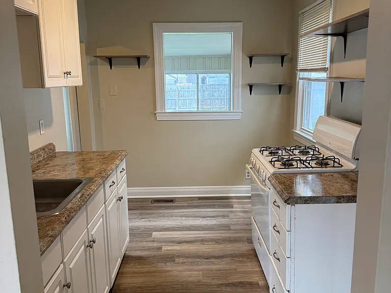 1031 W Whitney Ave — Photo 8