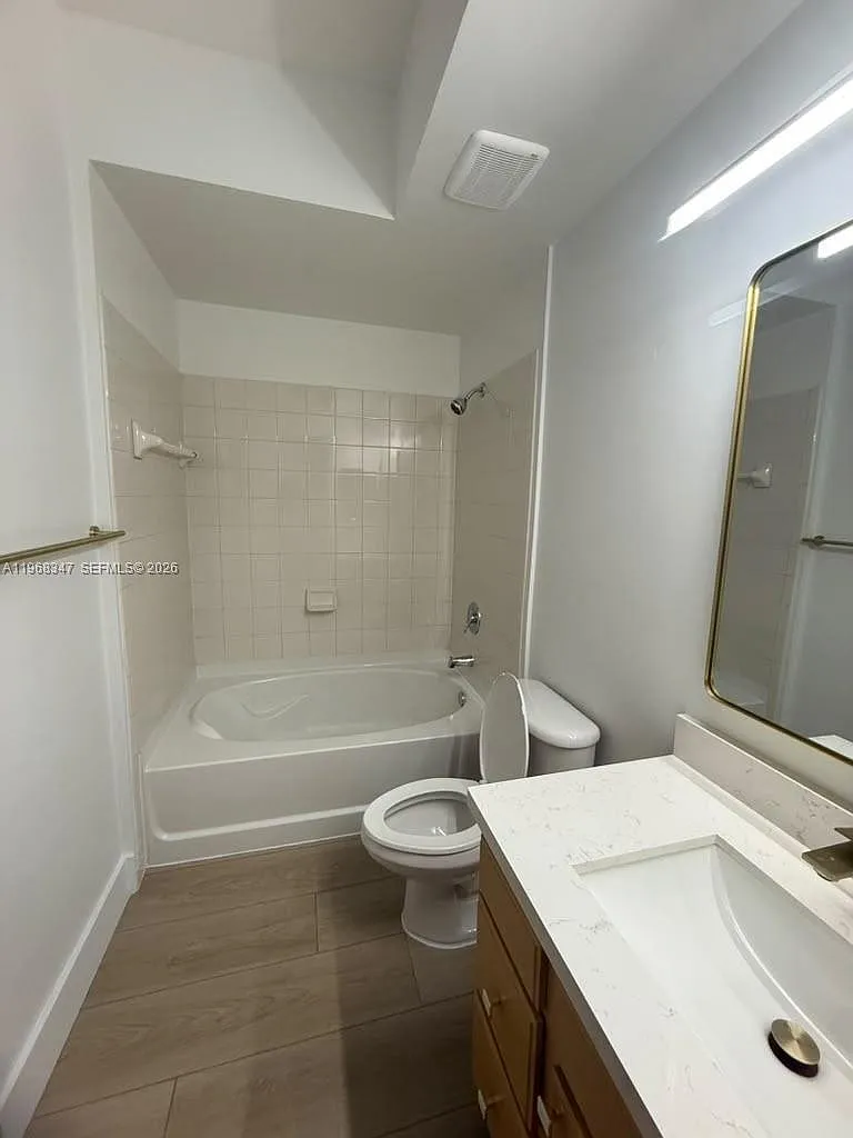 Valencia Condo — Photo 2