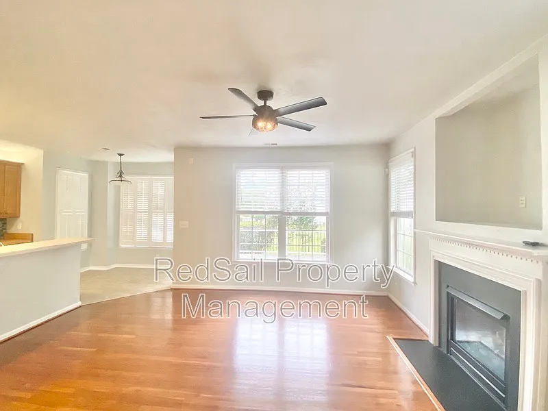 4 bed, 3.0 bath, 2315 sqft, $2,695 — Photo 4