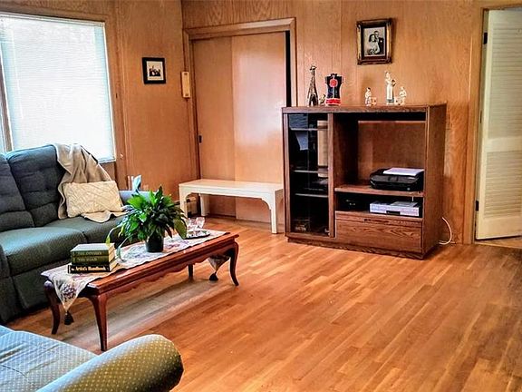 4th image of 34 E Hill Dr