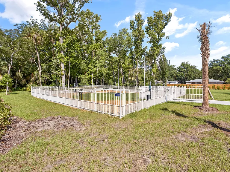 Fox Pointe — Photo 24