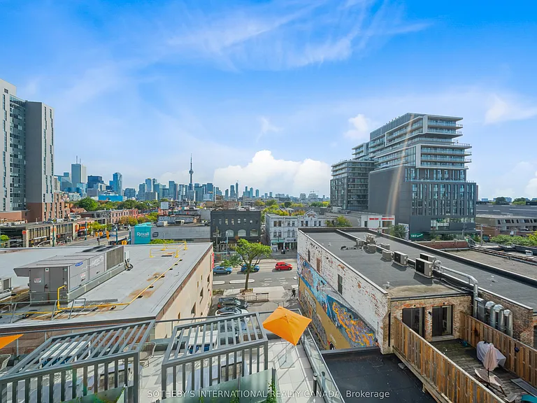 Spadina Ave — Photo 13