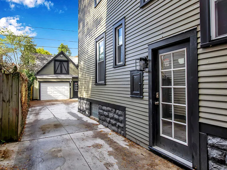 100 Richmond Ave #UPPER — Photo 3