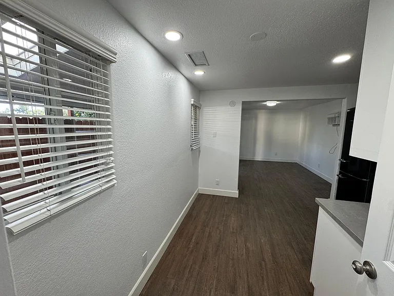 935 W 3rd Ave #1 — Photo 7