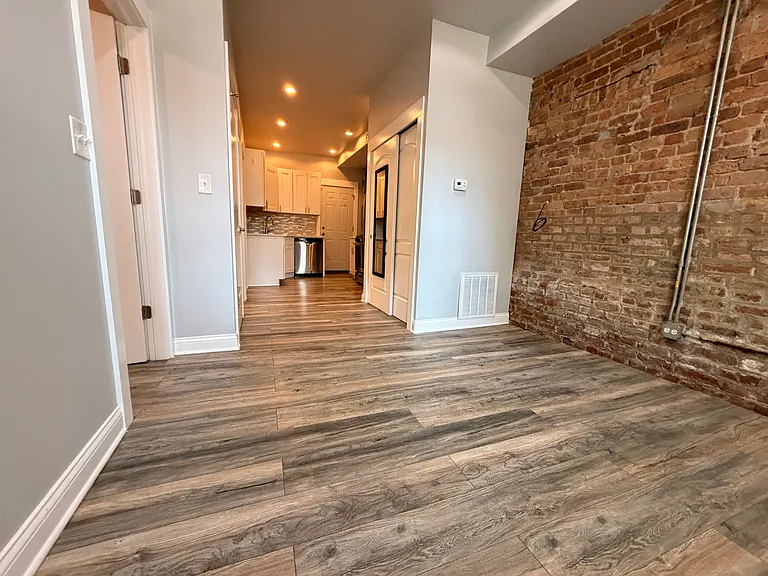 1716 W 19th St — Photo 3