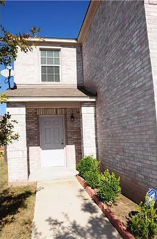 3 bed, 2.5 bath, 2068 sqft, $1,795 — Photo 2