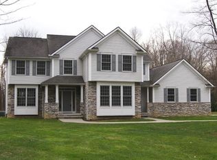 7909 Country Ln, Chagrin Falls, OH 44023