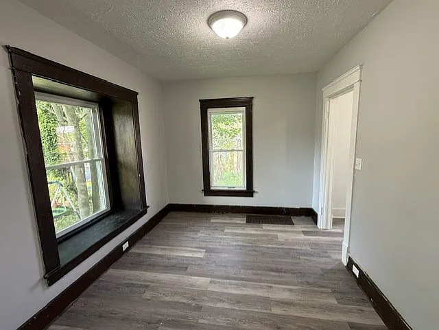 433 Logan Ave NE — Photo 2