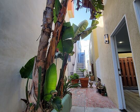 3rd image of 130 Seaview St Floor 1