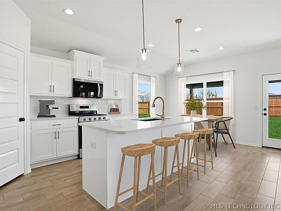 4th image of 3427 N Gum Pl