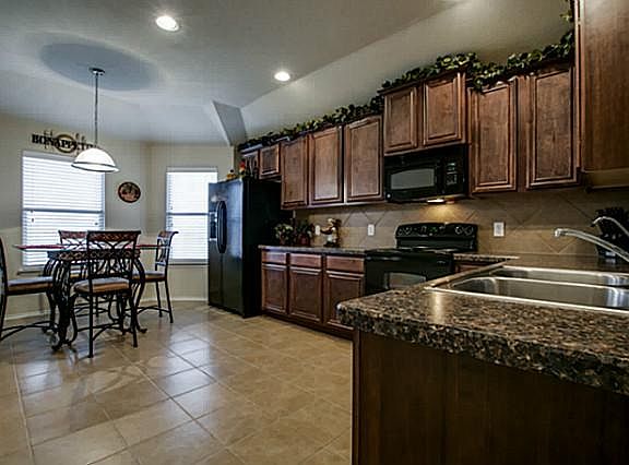 3rd image of 2220 Jocelyn Way