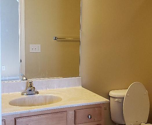 4th image of 3809 Camelot Dr