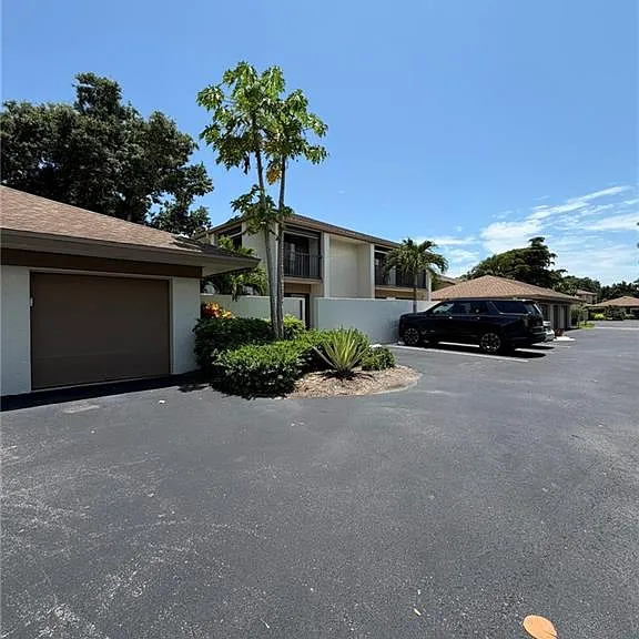 576 Retreat Dr #201 — Photo 1