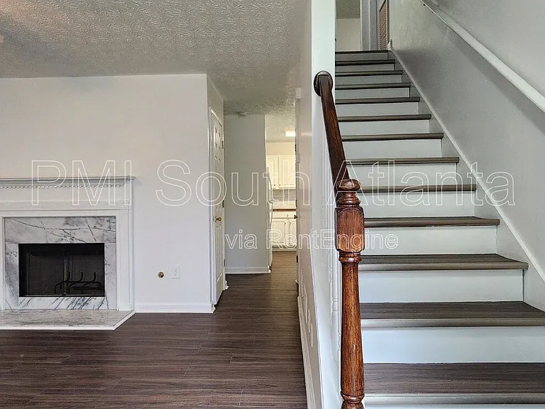 588 Hunnicutt Rd SE — Photo 2