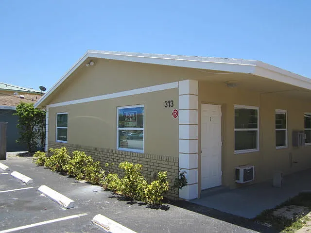313 SE 10th Ave #3