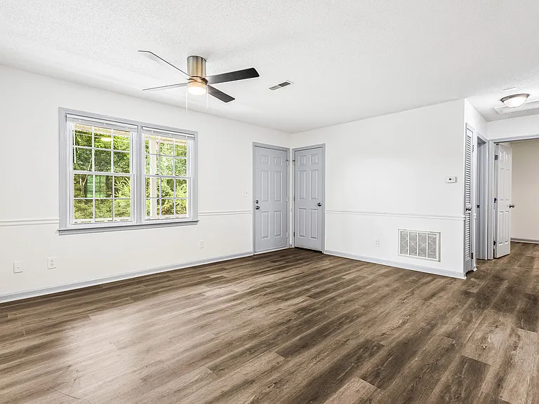 Open living room space, great for entertainment